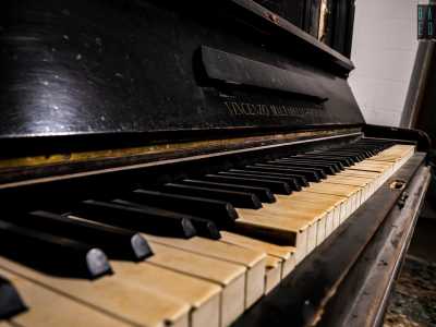 ...e vecchi pianoforti dai tasti rotti e ingialliti